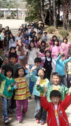 “자연에서 뛰어 놀아요” 전교생이 42명, 교사가 6명밖에 되지 않는 광주 지산초등학교 북분교는 도심 속에서 자연과 더불어 생활하는 아담한 학교다. 이 학교 학생과 교사들이 교문 쪽으로 나 있는 소나무 숲길에서 손을 흔들며 “우리 학교가 최고야”라고 힘차게 외치고 있다. 광주=박영철 기자