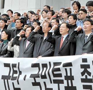 민노당 “국민투표로 결정하자” 민주노동당 의원과 당원 200여 명이 3일 서울 여의도 국회 의사당 앞에서 한미 자유무역협정(FTA) 타결 규탄대회를 열고 FTA에 반대하는 구호를 외치고 있다. 이종승 기자