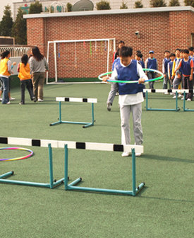 옥상에 우레탄 깔아 운동장으로운동장이 없는 서울 행현초등학교는 건물 옥상에 우레탄을 깔아 운동장으로 사용하고 있다. 사진 제공 행현초등학교