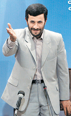 마무드 아마디네자드 이란 대통령이 4일 테헤란에서 기자회견을 갖고 지난달 23일 이란 영해를 침범했다며 억류한 영국 해군 소속 장병 15명을 석방하겠다고 밝혔다. 테헤란=EPA 연합뉴스