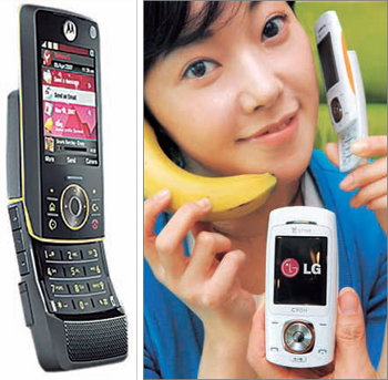 모토로라 ‘킥 슬라이드 폰’(왼쪽)과 LG전자 ‘바나나 스타일 폰’.