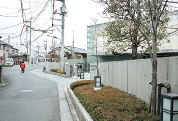 50년째 주택가에서 운영되고 있는 일본 도쿄의 화장장 다치카와 성원. 외지인의 눈에는 전혀 화장장으로 보이지 않을 만큼 현대적인 디자인의 이 화장장은 그간 지속적으로 리노베이션돼 왔다. 도쿄=남경현 기자