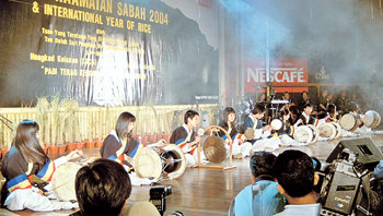 풍물반 학생들 말레이시아 공연 2004년 말레이시아에서 동화고 풍물반 학생들이 공연을 펼쳐 현지 언론의 큰 관심을 끌었다. 동화고 학생들은 다양한 동아리 활동과 예술제 체육행사 등에 적극적으로 참여한다. 사진 제공 동화고