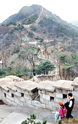 북악산 39년 만에 활짝 열렸다 청와대 뒷산인 북악산(백악산·사적 및 명승 10호)이 1968년 북한 무장공비들이 침투한 ‘1·21 청와대 습격사건’ 이후 일반인의 접근을 차단한 지 39년 만에 5일 문을 활짝 열었다. 개방 구간은 창의문, 백악마루, 숙정문, 와룡공원에 이르는 북악산 서울 성곽 전 구간(4.3km)이다. 청운대 부근에서 바라본 서울 성곽 모습. 변영욱 기자 cut@donga.com