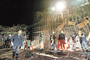 “생존자 한명이라도 더…” 5일 오후 전남 고흥군 도양읍 소록도 연도교 공사 현장에서 상판과 연결된 철골 구조물이 붕괴돼 현장에 출동한 구급대원들이 불을 밝힌 가운데 구조작업을 펼치고 있다. 고흥=연합뉴스