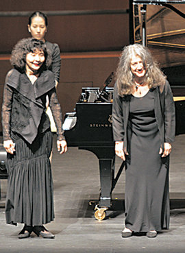 13년 만에 내한한 피아니스트 마르타 아르헤리치(오른쪽). 왼쪽은 이토 교코. 사진 제공 크레디아