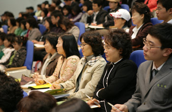 동아일보사가 7일 인하대 대강당에서 개최한 2008 대입 및 논술 설명회에 참석한 학부모와 교사, 학생들이 강연에 귀를 기울이고 있다.인천=차준호 기자