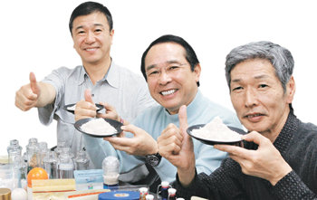 한국의 천일염이 최고라며 엄지손가락을 들어올리고 있는 일본 요리 장인 야스카와 데쓰지(오른쪽), 가미야 마사다카(가운데), 오치아이 쓰토무 씨. 전영한 기자