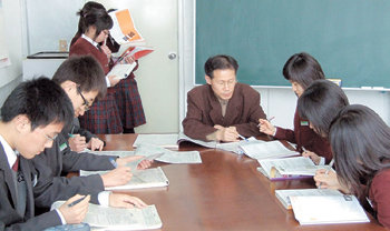 영일고 곽대용 국어 교사가 6일 저녁 자율학습시간에 ‘질의응답실’을 찾은 2학년 학생들에게 ‘과외 선생님’처럼 개인 지도를 하고 있다. 포항=이권효  기자