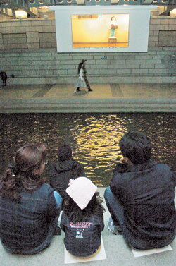 영화가 흐르는 청계천 9일 오후 서울시가 영화관이 많이 있는 종로3가∼충무로의 청계천 관수교 아래에 마련한 ‘영화광장’에서 시민들이 영화를 관람하고 있다. 관수교 영화광장은 9일 개막 상영회를 시작으로 올해 10월까지 월∼금요일 오후 8시부터 30분 간 독립영화를 상영한다. 신원건 기자