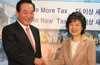 서청원 전 한나라당 대표(왼쪽)가 9일 서울 여의도 박근혜 전 대표 캠프 사무실을 찾아 박 전 대표 지지를 선언한 뒤 악수를 하고 있다. 이종승 기자