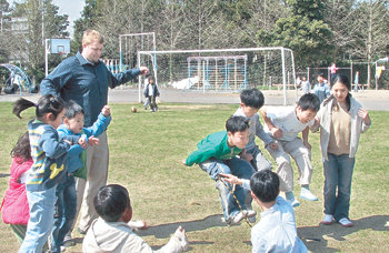 제주형 자율학교인 대흘초등교 학생들이 아담한 잔디운동장에서 미국인 교사 켈리 컬프 씨와 줄넘기 놀이를 하고 있다. 수업 시간이 아닌 쉬는 시간에도 학생들과 호흡하는 원어민 교사의 모습에서 정겨움이 묻어난다. 제주=임재영 기자