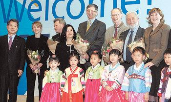 “환영합니다” 세계박람회기구(BIE) 실사단이 전남 여수시의 2012년 세계박람회 개최 능력 등을 평가하기 위해 9일 오후 인천국제공항을 통해 입국해 여수시립어린이집에 다니는 어린이들로부터 환영 꽃다발을 전달받고 기념촬영을 하고 있다. 뒷줄 오른쪽이 실사단장인 카르맹 실뱅 BIE 집행위원장, 왼쪽은 이은 해양수산부 차관. 인천=변영욱 기자