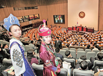 中 청년대표단 국회 방문 한중문화청소년센터 초청으로 방한한 중국 청년대표단 가운데 소수민족 의상을 차려입은 여성 두 명이 9일 오전 국회를 방문해 대정부 질문이 진행되는 본회의장을 찾았다. 김동주 기자
