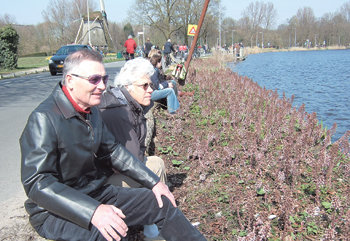 “노후 생활 걱정 없어요”네덜란드 수도 암스테르담 시내에서 자동차로 30분 거리에 있는 렘브란트 풍차 공원. 전기엔지니어로 일하다 은퇴한 얀 스토커(69·왼쪽), 티니 스토커(68) 씨 부부가 한가로이 조정 경기를 지켜보고 있다. 이들은 “사회보장제도 덕분에 은퇴생활에 큰 불편이 없어 좋다”며 웃었다. 암스테르담=김상수  기자