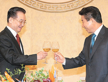 노무현 대통령(오른쪽)과 원자바오 중국 총리가 10일 청와대에서 열린 원 총리 환영 만찬회에서 건배를 하고 있다. 김경제  기자