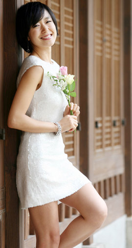 전도연이 화이트 미니 드레스를 입고 화사하게 웃고 있다. 전영한 기자