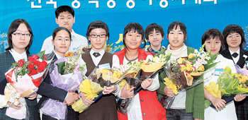 윤선생영어교실과 동아일보사가 공동 주최한 제11회 전국 중학생 영어경시대회 시상식이 11일 서울 종로구 세종로 동아미디어센터 강당에서 열렸다. 김미옥 기자