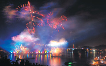 2012 세계박람회 실사단이 방문한 11일 밤 여수 해양공원에서는 박람회 유치를 기원하는 화려한 불꽃쇼가 펼쳐졌다. 여수=박영철 기자