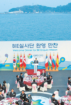 노무현 대통령이 11일 세계박람회기구 실사단을 여수신항에 정박 중인 한국형 최신예 구축함 ‘충무공 이순신함’에 초청해 만찬을 베풀고 있다. 여수=이훈구 기자