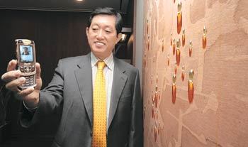 화상전화를 이용하면 상대방에게 주변의 풍경이나 사물을 보여 줄 수도 있다. 조영주 KTF사장이 포르투갈에 있는 김순태 참사관에게 김창렬 화백의 그림을 보여 주고 있다. 홍진환 기자