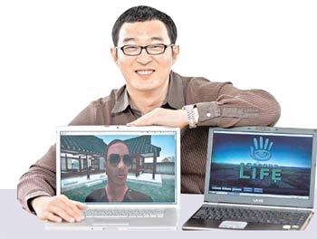 김율 린든랩 한국 지사장이 ‘세컨드 라이프’안에 있는 자신의 분신(아바타)과 함께 포즈를 취했다. 김 지사장은 일부러 아바타의 복장과 비슷한 옷을 입었다. 안철민 기자