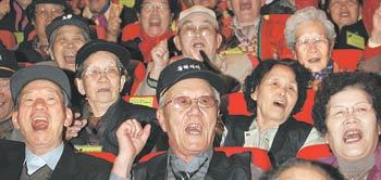 은퇴자 관리가 제대로 이뤄지기 위해서는 정부 기업 민간이 ‘삼위일체’가 돼 더 많은 관심을 기울여야 한다. 3일 서울 강남구 대치동 강남구민회관에서 열린 ‘2007년 강남 노인일자리사업 공동발대식’에서 참가자들이 “우리도 할 수 있다”며 함성을 지르고 있다. 정부가 지원하는 노인일자리사업은 노인이 환경정화사업, 장애인 도우미 등 20개 분야에서 근무를 하고 매달 일정액을 지급받는 것이다. 연합 뉴스