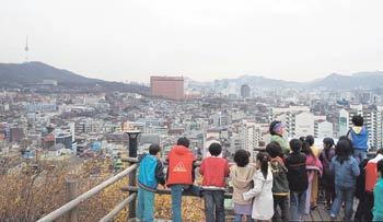 응봉근린공원 전망데크에서 내려다본 서울 풍경. 높지는 않지만 시야를 가리는 것이 없어 탁 트인 느낌이다. 변영욱 기자