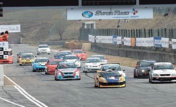 국내 카레이싱이 20돌을 맞아 새롭게 단장했다. 프로대회의 총상금은 3억 원으로 지난해보다 5배나 뛰었고 차량 규격의 국제화로 외국팀과의 교류도 가능해졌다. 8일 경기 용인시 에버랜드 스피드웨이에서 열린 ‘CJ 슈퍼레이스 챔피언십’ 개막전에서 경주차들이 치열한 선두 다툼을 벌이고 있다. 사진 제공 KGTCR