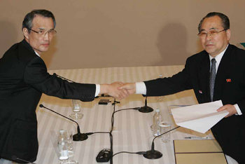 3일 새벽 금강산호텔에 열린 제8차 남북적십자회담 종결회의에서 남측 수석대표인 장석준 대한적십자사 사무총장(왼쪽)과 북측 수석대표인 최성익 조선적십자회 중앙위원회 부위원장(오른쪽))이 합의문을 교환하고 있다. 사진공동취재단