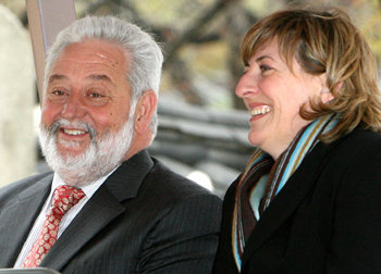 13일 세계박람회기구 실사단이 여수현지 실사를 마치고 서울로 올라와 유홍준 문화재청장의 안내로 창덕궁을 탐방했다. 실사단이 창덕궁을 둘러본후 차량으로 이동하기에 앞서 활짝웃고 있다. 김재명기자