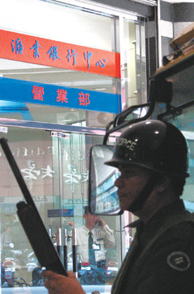 긴박한 마카오 BDA북한 측이 해제된 자금을 찾게 될 마카오 방코델타아시아(BDA)은행센터. 13일 현금수송차 경비원들이 삼엄한 경계를 펼친 가운데 누군가가 은행센터에서 서류뭉치를 수령해 가는 장면이 목격돼 북한의 계좌 관련 서류가 아닌가 하는 추측을 불러일으키기도 했다. 마카오=연합뉴스