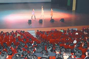 13일 전북 전주시 소리문화의 전당 모악당에서 열린 ‘친구야 문화예술과 놀자’ 공연을 전북 지역 청소년 2000여 명이 감상하고 있다. 전주=박영철 기자