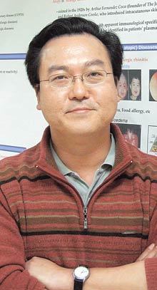 포스텍 생명공학연구센터 알레르기 실험실에서 만난 김윤근 교수. 의학자인 그는 “기초과학과 응용과학의 협동연구가 생명공학의 미래”라고 강조했다. 포항=이권효 기자
