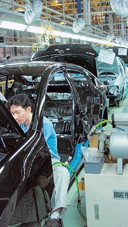 13일 부산 강서구 신호공단 르노삼성자동차 부산공장 조립라인에서 한 직원이 운전석을 점검하고 있다. 부산=김창원 기자