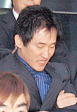 1980년대 폭력조직이었던 양은이파의 두목 조양은 씨가 폭력 갈취 혐의로 긴급체포돼 서울 용산경찰서로 이송되고 있다. 연합뉴스