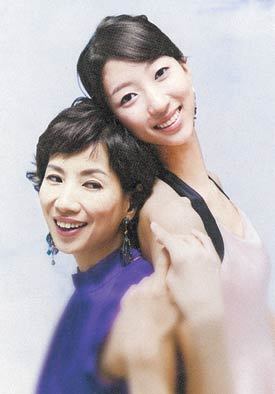 최태지 정동극장장(왼쪽)과 딸 최리나 씨. 사진 제공 최태지 씨