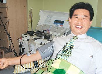 아낌없이 주는 ‘헌혈왕’ 손홍식 씨가 16일 광주 동구 충장로 헌혈의 집에서 500번째 헌혈을 하고 있다. 1984년 첫 헌혈을 한 이후 손 씨는 23년 동안 한 달에 평균 두 번꼴로 ‘사랑나눔’을 실천했다. 정승호 기자