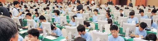 국내외 각종 올림피아드에서 입상하면 과학고 입학과 대학 입시에서 가산점을 받는 등 혜택이 있어 수험생들의 관심이 높다. 초중학생들이 정보 올림피아드 시험을 치르고 있다. 동아일보 자료 사진