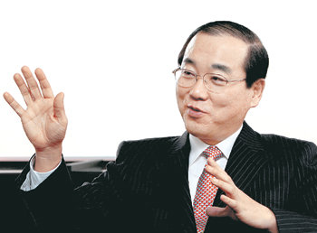 16일 취임한 김종석 신임 한국경제연구원 원장은 본보와의 인터뷰에서 “우리 사회 일각의 반시장적 분위기에 맞서 한경연을 시장경제 확산의 산실로 만들겠다”고 다짐했다. 이훈구  기자