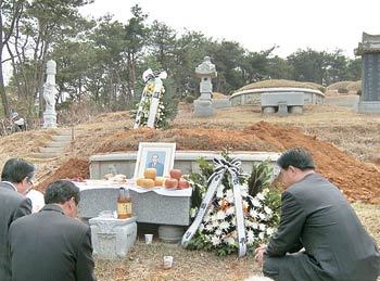 동아꿈나무재단에 100만 달러를 기부했던 교포사업가 양삼영 씨의 유골이 16일 고향인 전북 군산시 임피면 선산에 묻혔다. 사진 제공 동아꿈나무재단