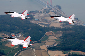 17일 처음으로 고등비행훈련에 첫 투입된 공군 T-50 훈련기 편대가 전남 진도군 진도대교 상공을 비행하고 있다. 사진제공 공군 제1전투비행단.