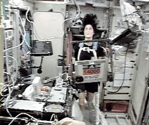 미국의 여성 우주인 서니 윌리엄스 씨가 17일 우주 상공에 떠 있는 국제우주정거장 안에서 트레드밀 위를 달리고 있다. AP 연합뉴스