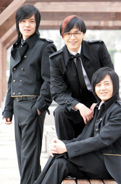 해체설을 딛고 18일 5집 ‘리턴즈’를 발표한 3인조 그룹 ‘엠시 더 맥스’. 왼쪽부터 전민혁, 이수, 제이 윤. 홍진환  기자