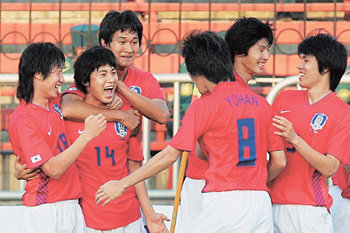 “4연승이야” 올림픽대표팀의 백지훈(14번)이 후반 30분 절묘한 프리킥으로 우즈베키스탄의 골문을 흔든 뒤 동료들과 함께 기뻐하고 있다. 타슈켄트=연합뉴스