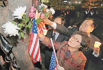 美대사관 앞 추모 촛불 집회 18일 오후 서울 종로구 주한 미국대사관 앞에서 미 버지니아공대 총기 난사 희생자들을 추모하는 촛불집회가 열렸다. 50명의 참가자가 버지니아공대를 상징하는 ‘VT’ 모양의 촛불 앞에 모여 성조기와 태극기를 함께 들고 희생자들의 넋을 기리고 있다. 전영한 기자