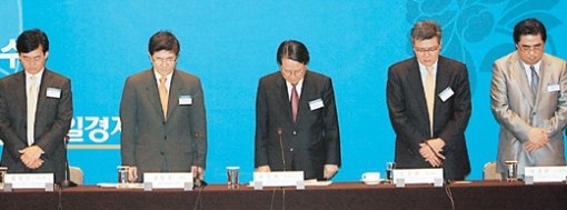 韓商포럼 참가 기업인들 애도 18일 서울 중구 장충동 신라호텔에서 열린 ‘제11차 한상(韓商) 리딩 CEO 포럼’에서 유장희 이화여대 대외부총장(가운데) 등 참가자들이 버지니아공대 총기 난사 사건으로 숨진 희생자들을 위해 묵념하고 있다. 연합뉴스