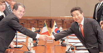 노무현 대통령이 18일 방한 중인 로마노 프로디 이탈리아 총리와 정상회담에 앞서 악수하고 있다. 이날 회담에서 두 정상은 산업기술, 정보통신, 과학기술 분야 등에서 양국 협력을 증진해 나가기로 했다. 김경제 기자