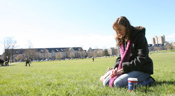 “신이여…” 총탄에 스러진 친구와의 잊지 못할 추억이 남아 있는 곳일까. 미국 버지니아공대가 멀리 바라보이는 잔디밭에서 18일 슬픔에 잠긴 한 여학생이 무릎을 꿇고 앉아 먼저 간 친구의 넋을 기리고 있다. 블랙스버그=신화 연합뉴스