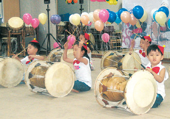 국립국악원의 국악 강습회에서 장구를 배우는 어린이들. 사진 제공 국립국악원